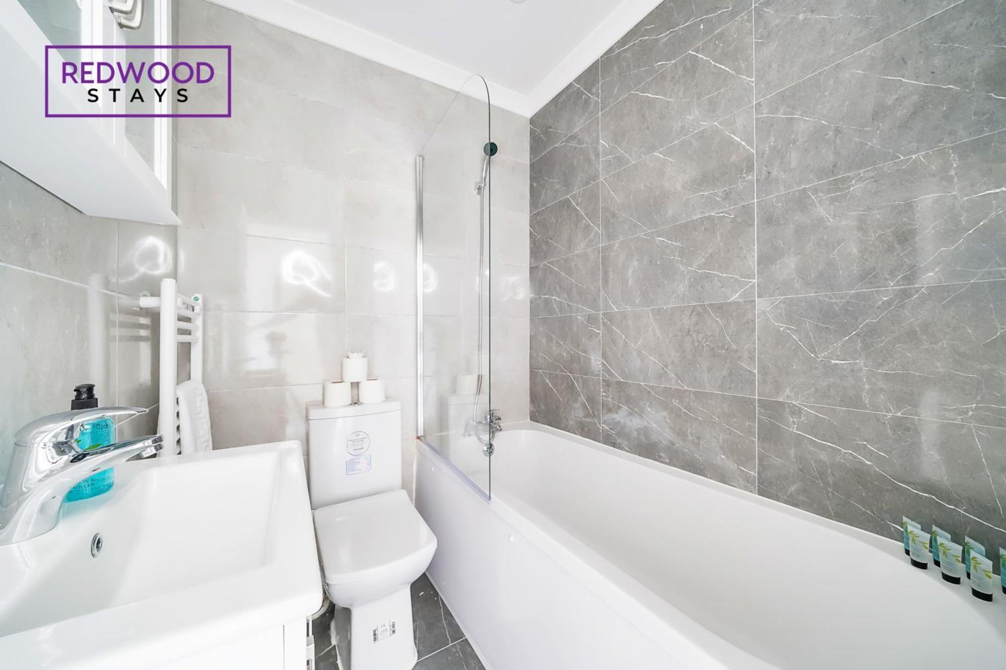 Brand New, 2 Bed 1 Bath, Modern Town Center Apartment, Free Wifi & Netflix By Redwood Stays Aldershot Zewnętrze zdjęcie