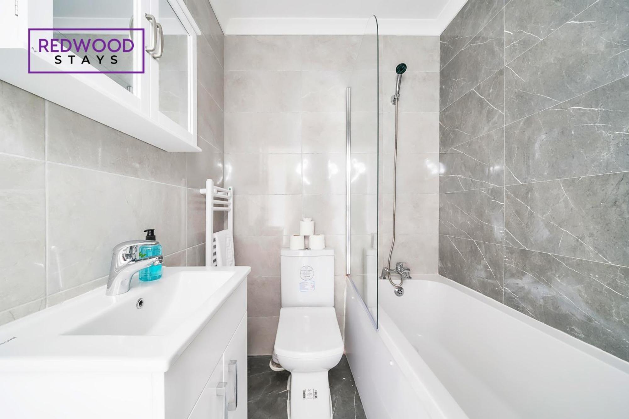 Brand New, 2 Bed 1 Bath, Modern Town Center Apartment, Free Wifi & Netflix By Redwood Stays Aldershot Zewnętrze zdjęcie